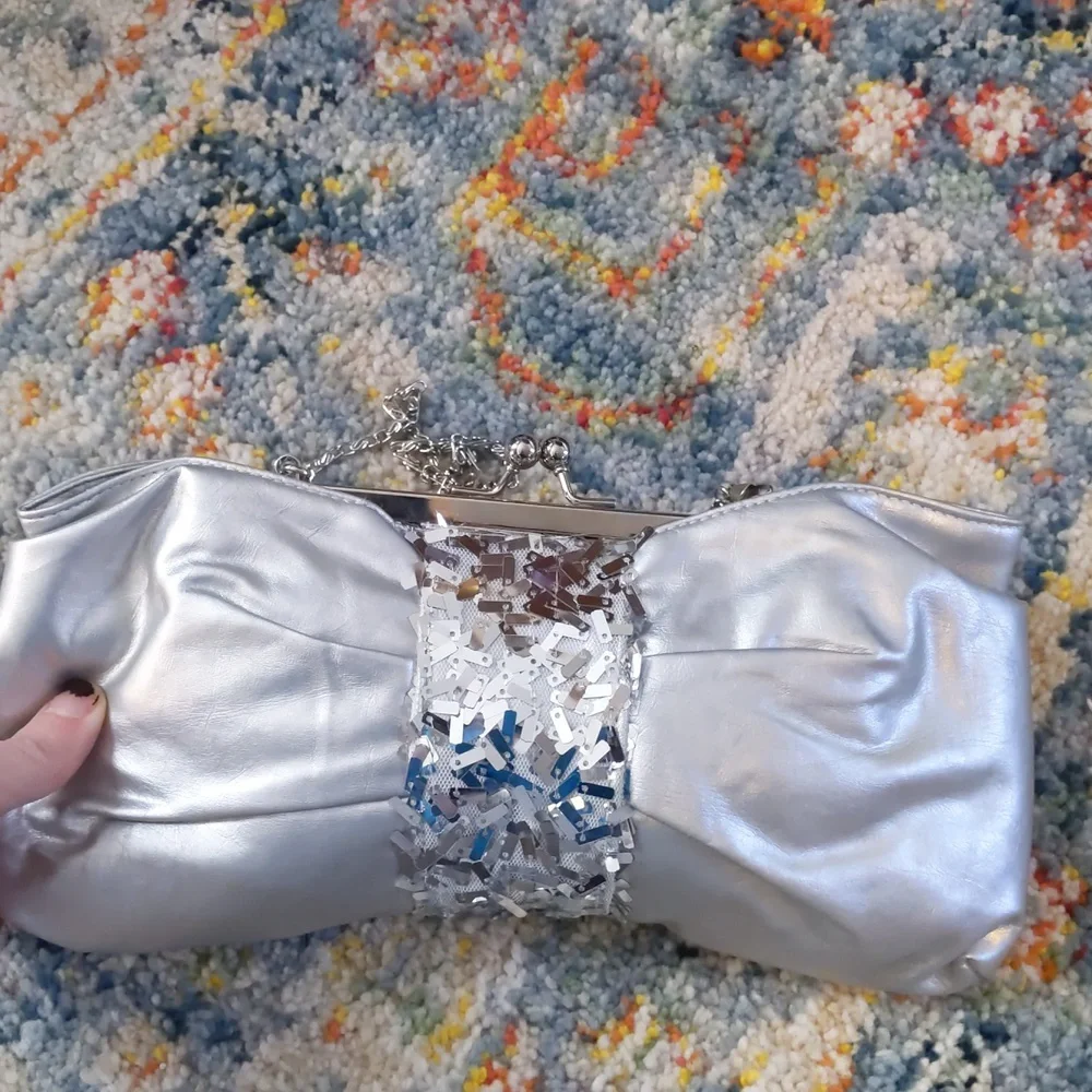 BOGO! Silver Clutch - Picture 4 of 8